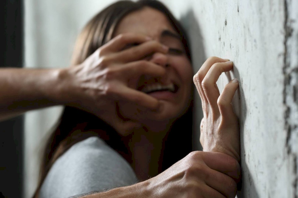 جريمة كارثية..مريض(كورونا) يغتصب مراهقة داخل حجر صحي في الهند بحماية صديقه