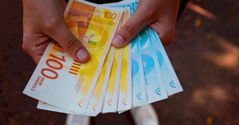 المالية تعلن موعد وآلية صرف رواتب الموظفين قبل العيد