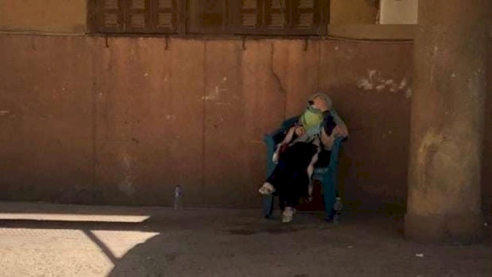 مطربة مصرية شهيرة في الشارع بعد انهيار بنايتها السكنية