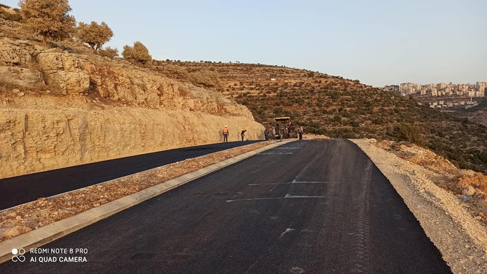 بلدية رام الله تواصل تعبيد مقاطع جديدة في مشروع الطرق الرابطة