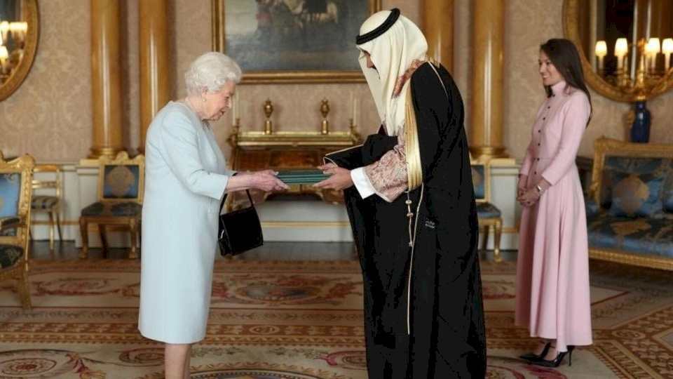 فيديو: السفير السعودي في لندن لديه "بار" في منزله .. ويبتسم