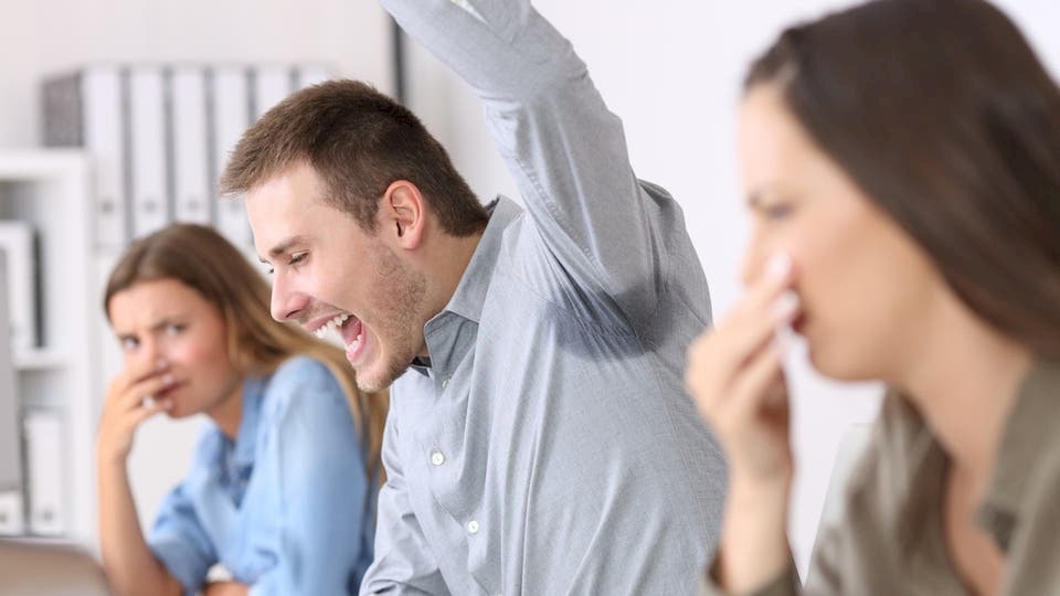 لماذا رائحة العرق كريهة؟.. دراسة توضح