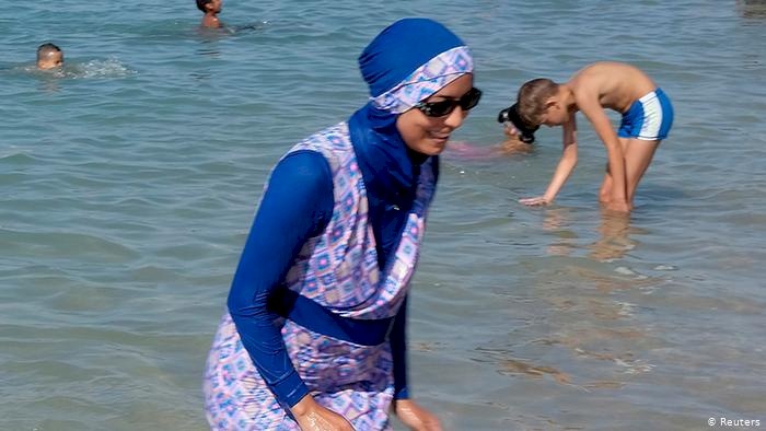 هل منعت مصر المحجبات من السباحة؟