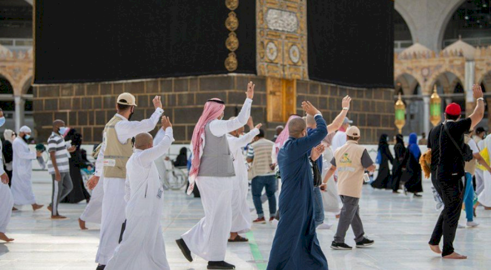 الحجاج ينهون مناسك الحج ويودعون "البيت العتيق"