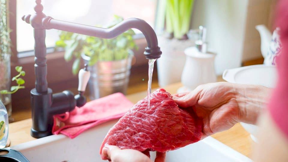 إياك وغسل اللحوم والدواجن قبل طهيها!