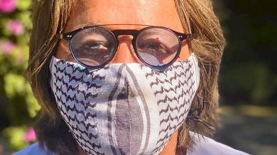 الكوفيّة الفلسطينيّة تنقلب قناعاً ضد كورونا في أميركا