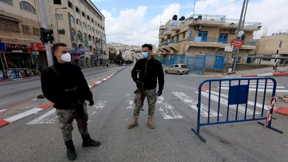 الحكومة: حجز مليوني جرعة من لقاح كورونا وتمديد "الطوارئ"