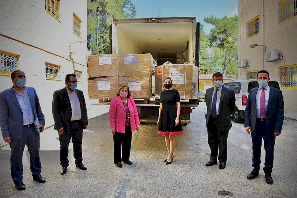 "التعاون" تسلم وزارة الصحة أجهزة تنفس اصطناعي بدعم من الجالية الفلسطينية في تشيلي لمواجهة جائحة كورونا