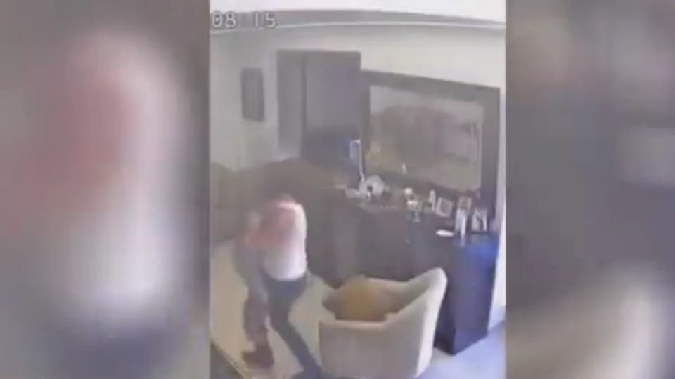فيديو.. لبناني يهرع لحماية طفله بجسمه لحظة وقوع الانفجار
