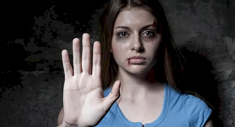 رجل يقطع أنف زوجته لمغادرتها المنزل دون إذنه