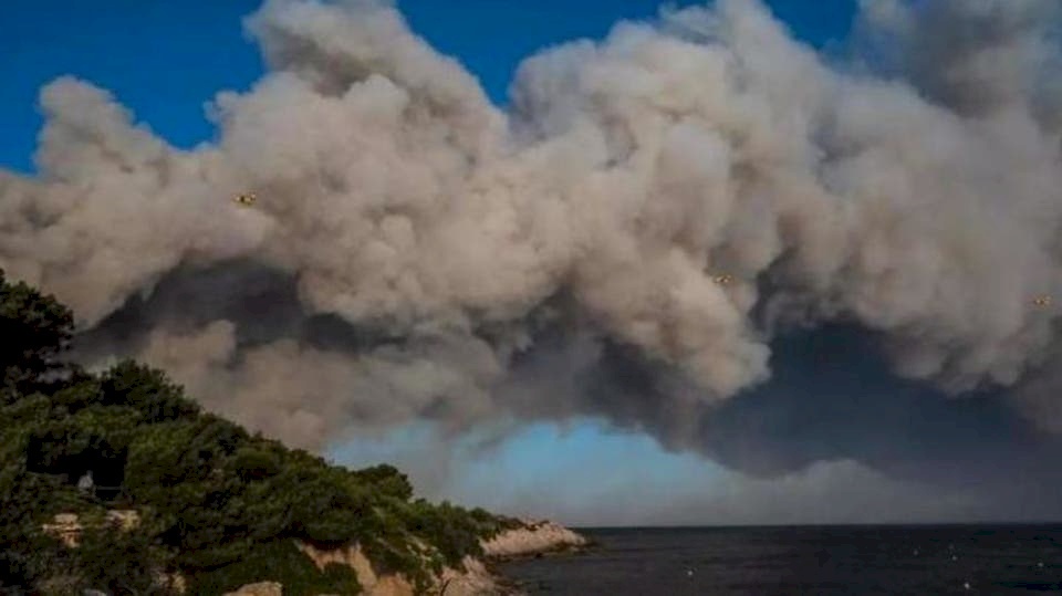 فرنسا.. إصابة 22 شخصاً وإجلاء 2700 في حرائق قرب مرسيليا