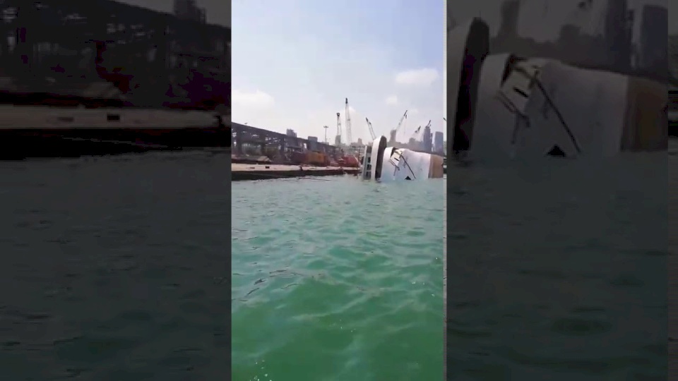 شاهد.. الباخرة السياحية "أورينت كوين" تغرق بالكامل في مرفأ بيروت