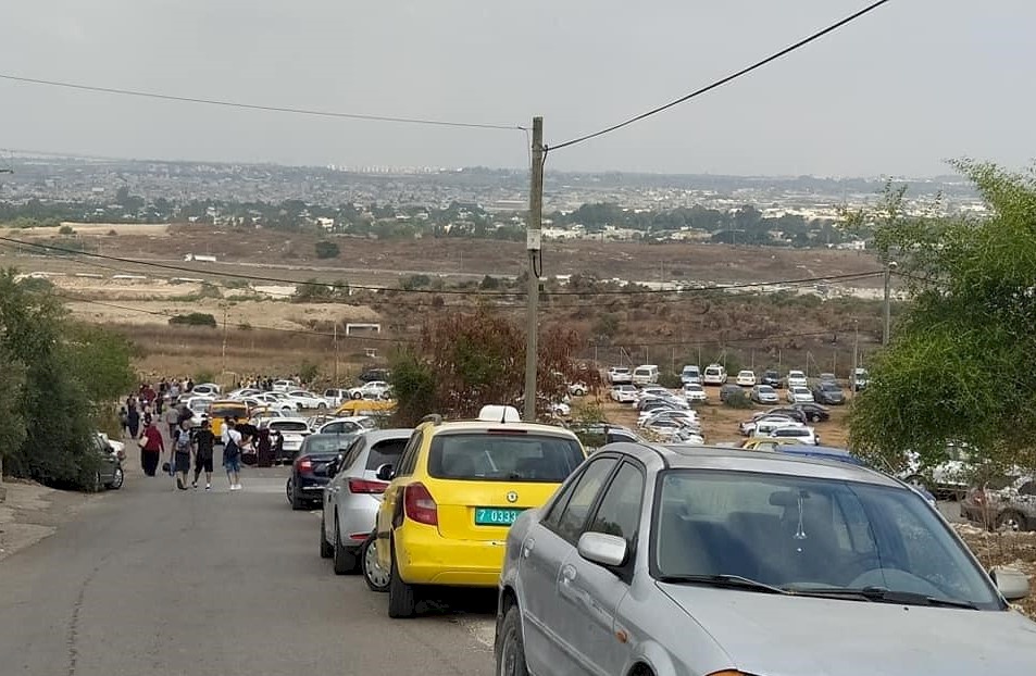 غضب على الحكومة: أغلقتم البلد فنزل الناس لشواطئ إسرائيل