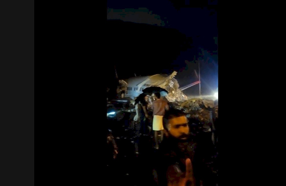 قتلى وجرحى في تحطم طائرة قادمة من الإمارات لدى هبوطها بالهند