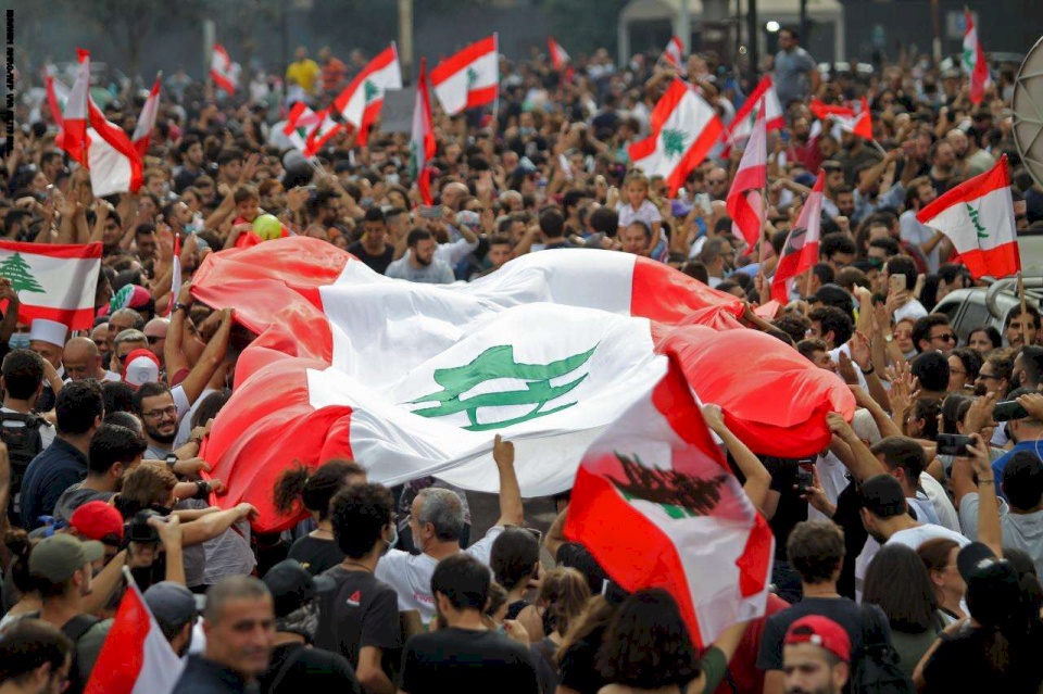 لبنان- توتر بمحيط البرلمان ومحتجون يرشقون الأمن بالحجارة