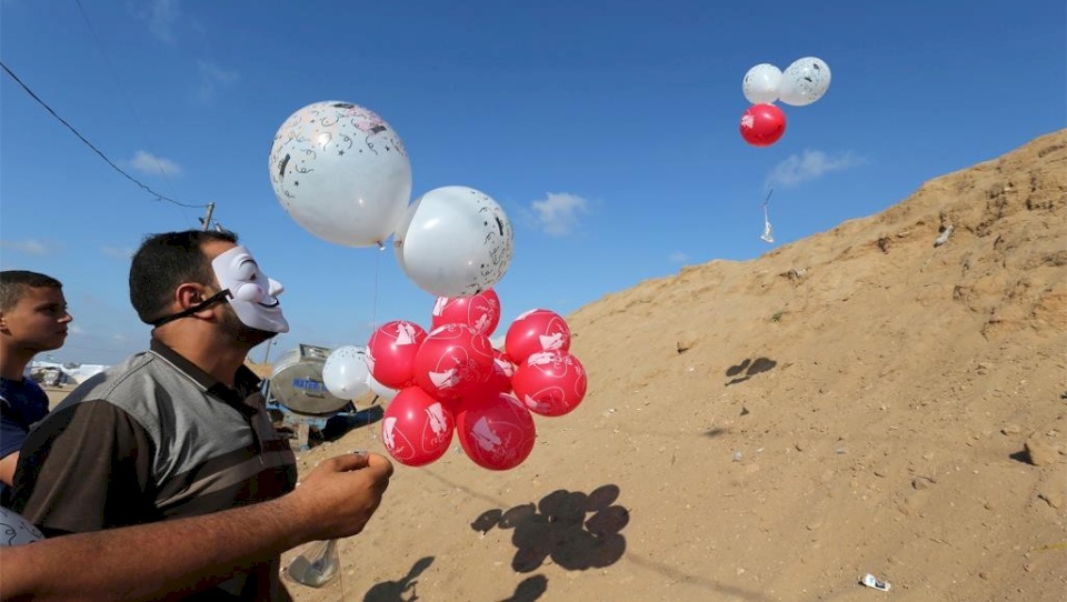 الاعلام الاسرائيلي : استمرار الحرائق في غلاف غزة بفعل البالونات الحارقة