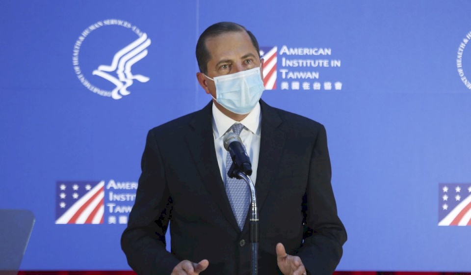 وزير الصحة الأميركي يشكك في اللقاح الروسي