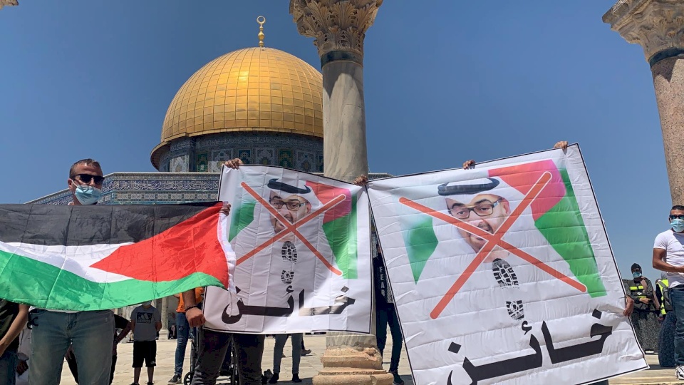 صور- أهالي القدس يحرقون صور "الخائن"