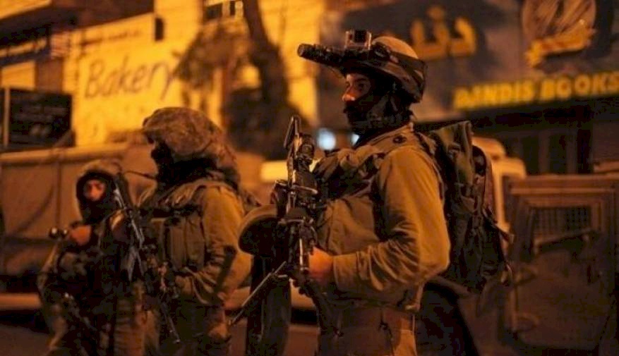 قوات الاحتلال تعتقل والدة الشهيد أشرف هلسة واثنين من أشقائه