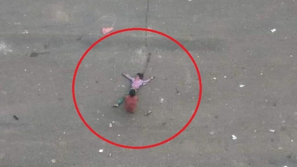 صور موجعة.. حوثي يقنص "طفلة الماء" وشقيقها ينقذها