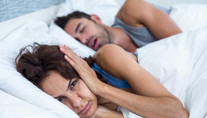 النوم إلى جانب رجل "يشخر" يؤثر سلبيا على صحتك العقلية!