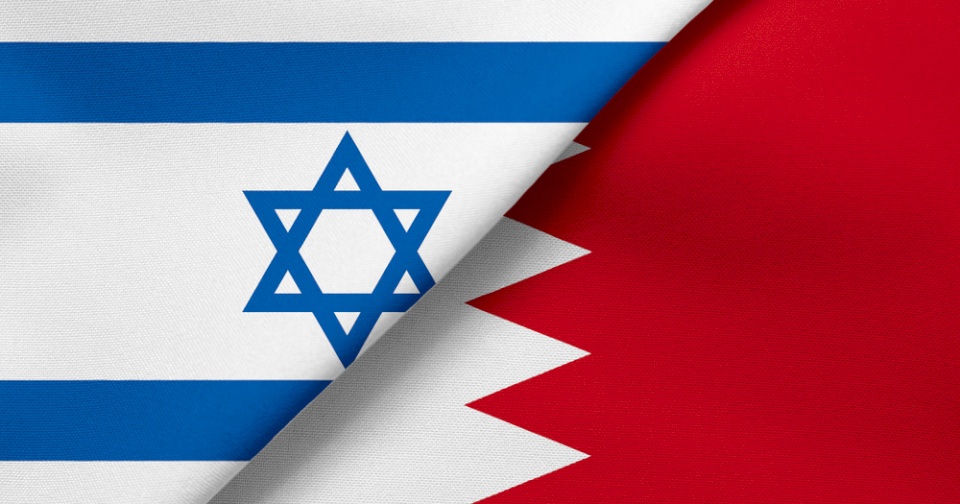 "معاريف" : البحرين تنتظر "غمزة" من السعودية للتطبيع معنا