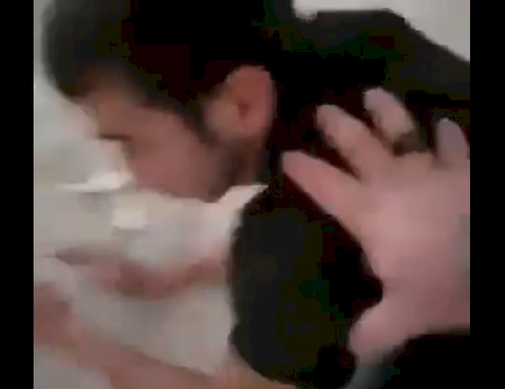 فيديو يثير الغضب .. تاجر بطولكرم يعذب موظفاً لديه بطريقة وحشية 