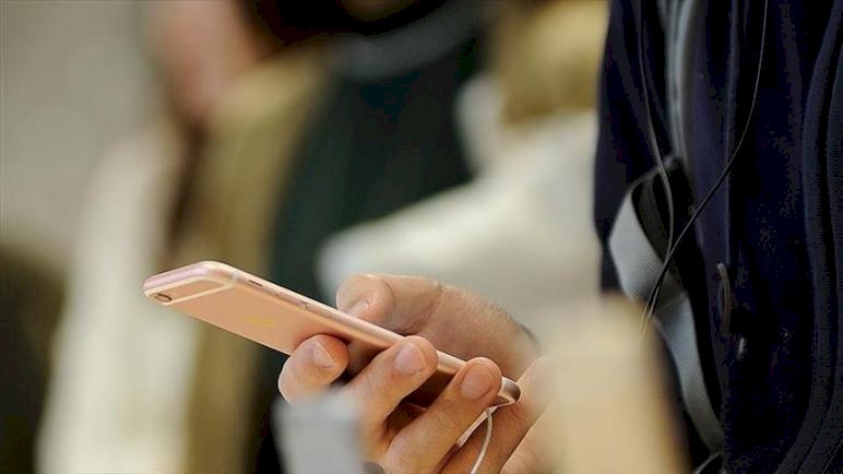 أشياء من الخطر وضعها بالقرب من الهاتف