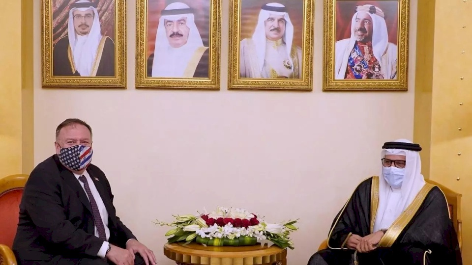 العاهل البحريني يؤكد لبومبيو التزام بلاده بمبادرة السلام العربية