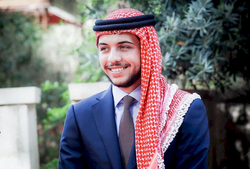 شاهد: كيف رد ولي العهد الأردني على شاب طلب كمامة والده؟