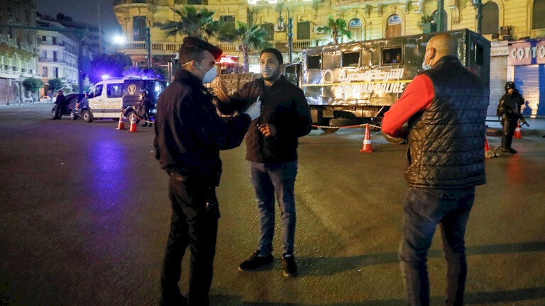 أمريكي لاتيني يدق رأس زوجته المصرية بالشاكوش!