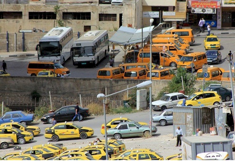 المواصلات: السماح بترخيص المركبات العمومية والحافلات لستة أشهر
