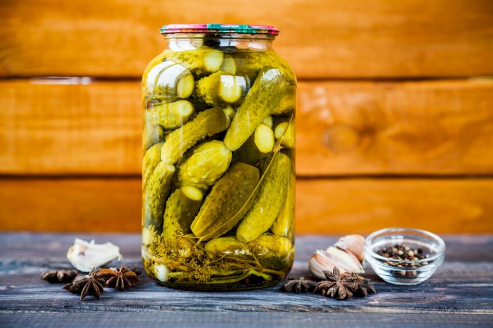 شرب ماء المخللات.. ما فوائده الصحية؟