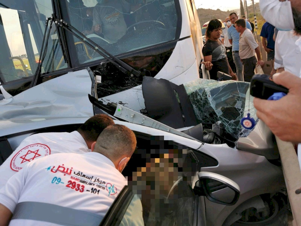 فيديو| حادث سير دامٍ على مدخل عزون: 4 قتلى بينهم طفلة