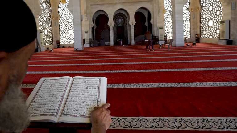 شاهد.. رد فعل فتاة سويدية بعد حرق القرآن