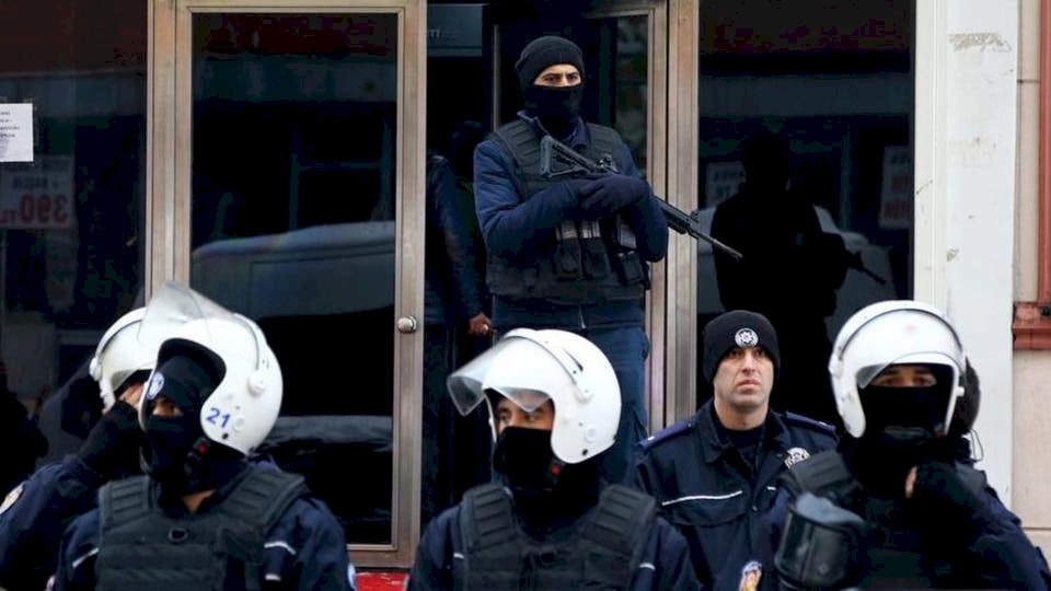 عائلة تركية مات ابنها بالسجن: أجبروه على الانتحار بحبل!