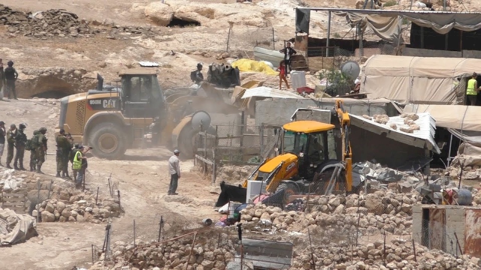 الاحتلال يشرّد 16 فرداً من يطا