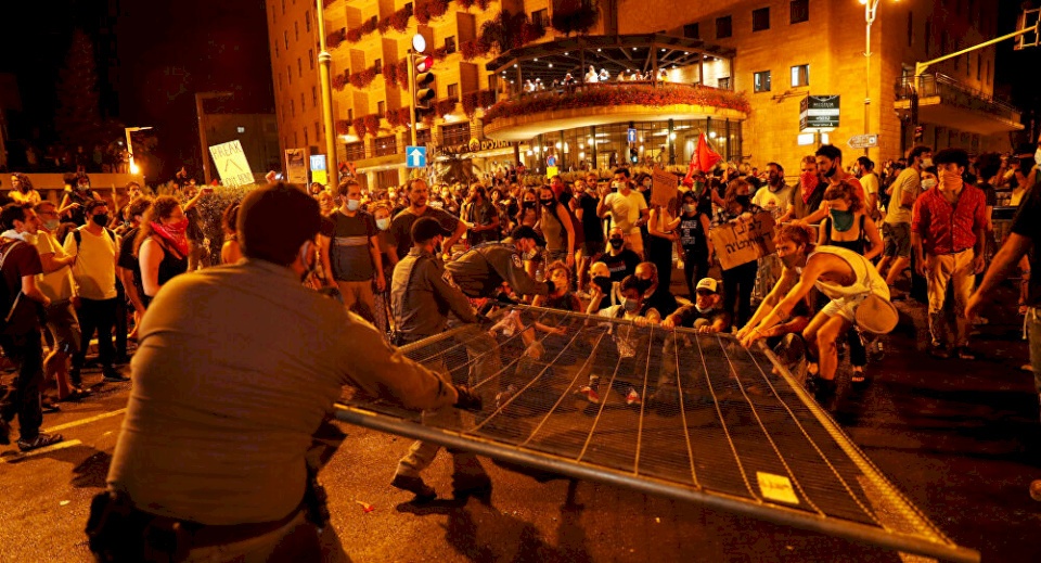 آلاف الإسرائيليين يتظاهرون مطالبين باستقالة نتنياهو