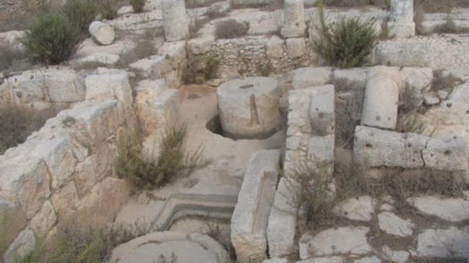 الاحتلال يضع يده على خربة أثرية بسلفيت