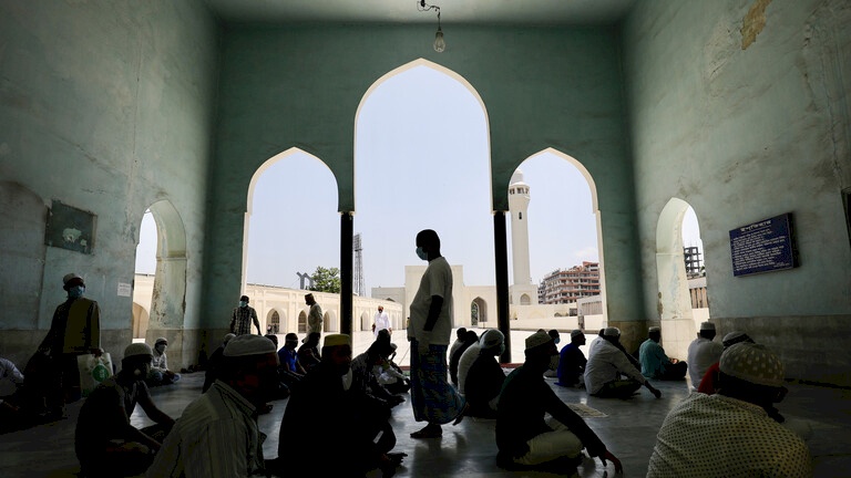 مصرع 11 شخصا بانفجار أجهزة تكييف بمسجد في بنغلاديش