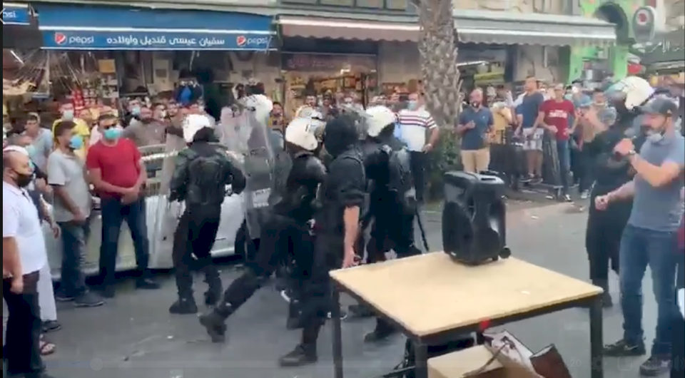 فيديو : الأمن يفض وقفة احتجاجية على دوار المنارة