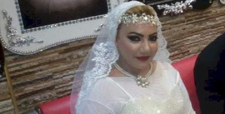 رجل يتخلى عن اخلاقه ويلقى زوجته في الشارع بالملابس الداخلية