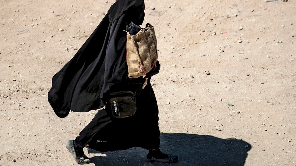 قاطع الرؤوس ذباح داعش.. خدع زوجته وهذه تفاصيل مأساتها