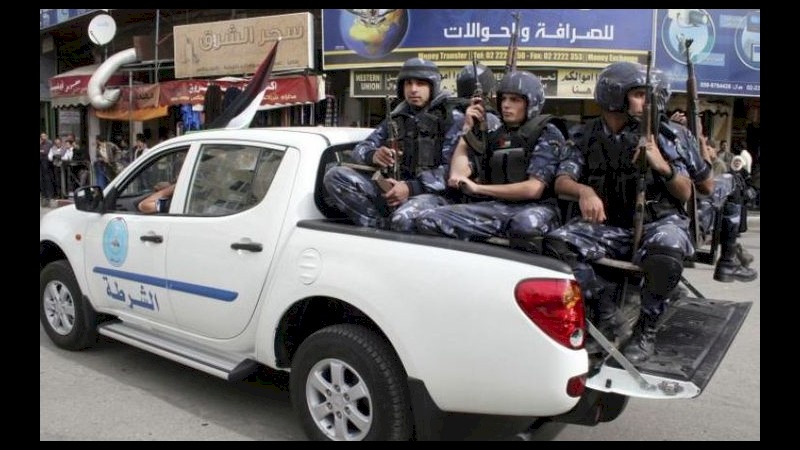 طولكرم :الشرطة توقف شخصين من اصحاب قاعات الافراح لعدم الالتزام بالإغلاق