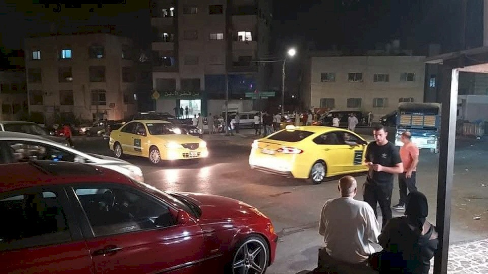 صورة: في مشهد صادم.. سيدة بالأردن ترمي طفلين داخل "حاوية قمامة" وتلوذ بالفرار