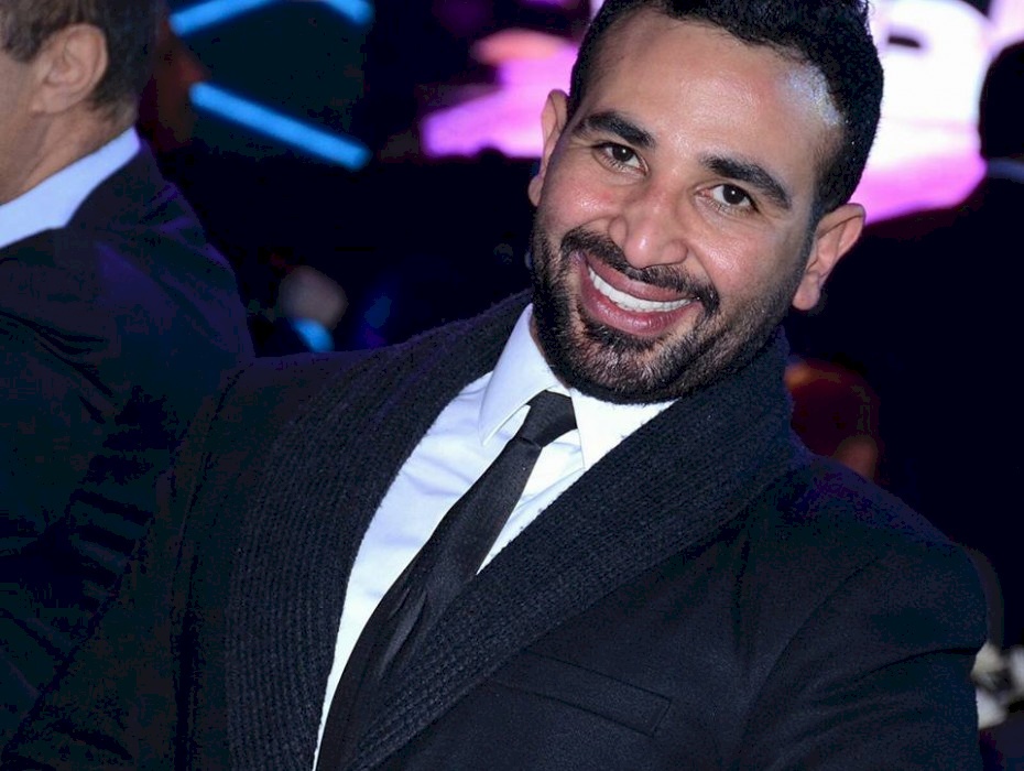 طبيب ينشر صورا للمطرب أحمد سعد قبل وبعد عملية تجميل