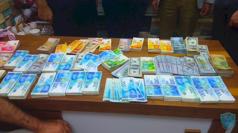 صور: استعادة 645 ألف شيكل سرقت بسطو على شركة صرافة بطولكرم