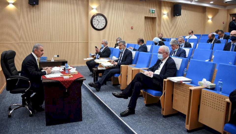 الحكومة: خدمات فنية وقانونية لتحصيل العمال بإسرائيل لمستحقاتهم