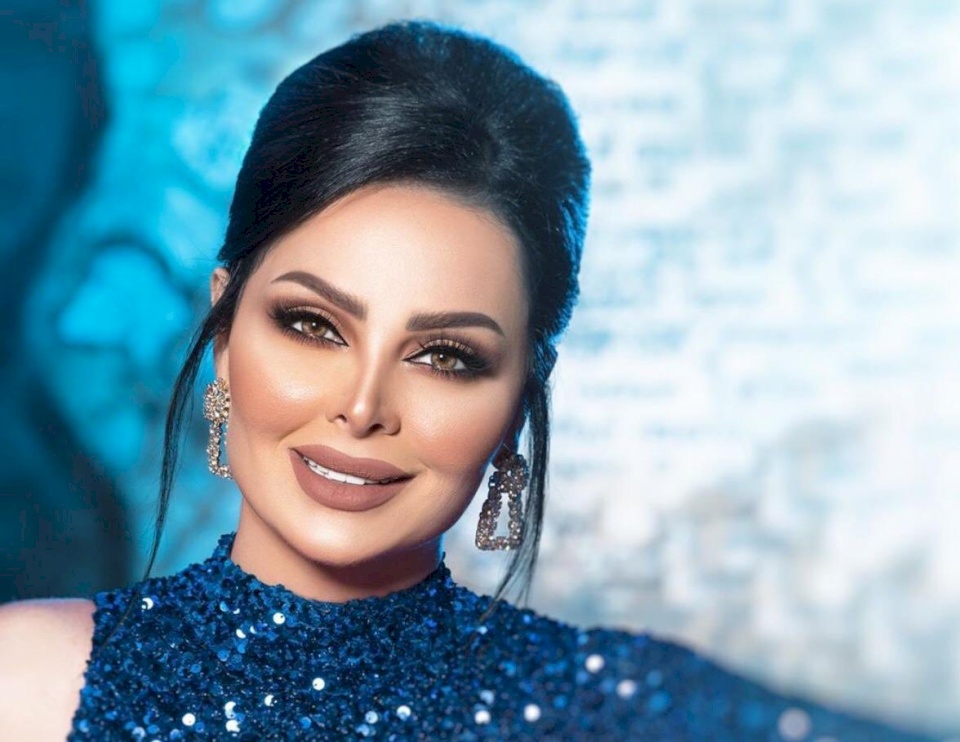 صورة: ديانا كرزون تدخل القفص الذهبي