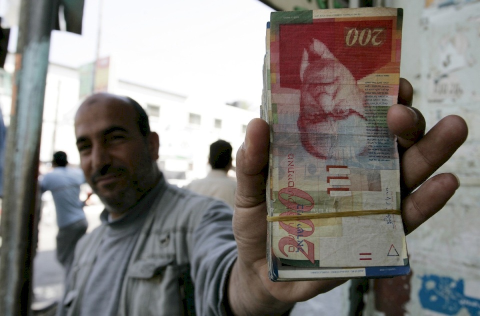 الحكومة: دفعات مالية للعمال والمنشآت المتضررة